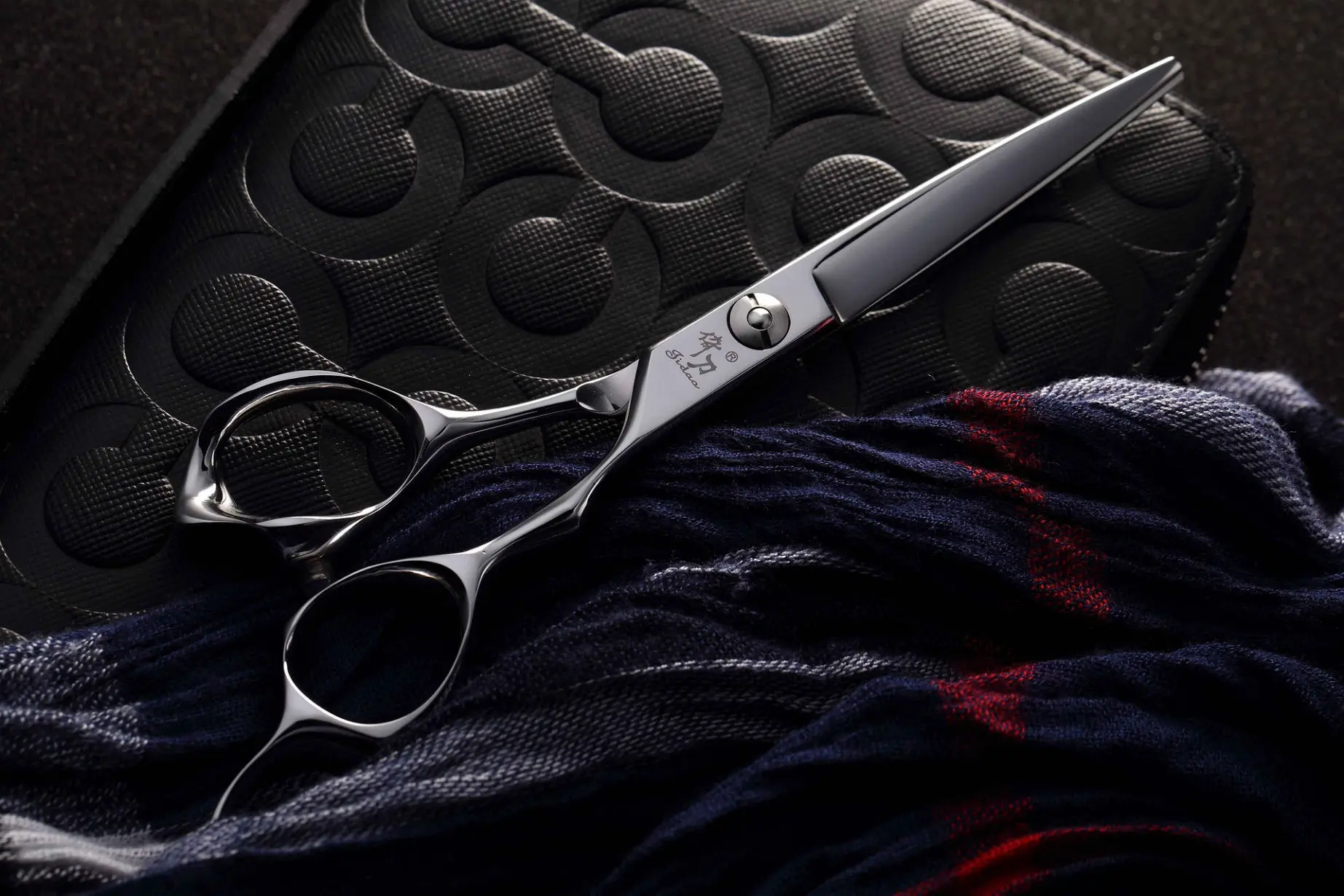 Image of scissors for a haircut in redmond